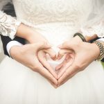 suknia ślubna i złożone dłonie